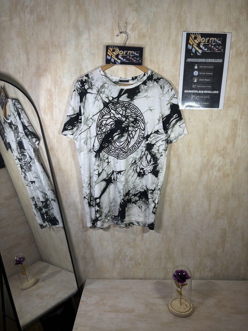 VERSACE MONO CHROME TIE DYE SHIRT (Category: Tshirts & Polo Shirts ) located in Cabuyao City. Submitted by pormanation-thrift-store (Listing ID 1459031319, Image 2). Description: VERSACE MONO CHROME TIE DYE SHIRT Condition: LIKE NEW Color rate: 10/10 (PWEDE SA MASELAN) Size: LARGE (SLIM)/ MEDIUM (REGULAR) Dimes: 20.5”Wx29”L Issue: NONE‼️ Price: 2500.