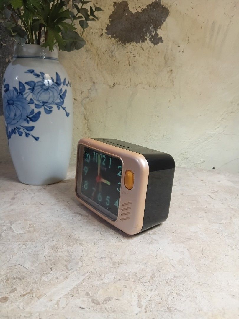 Vintage Alarm Clock (Category: Clocks) located in Marikina City. Submitted by brandodracu (Listing ID 1458952825, Image 3). Description: good condition all working accurate time bell alarm with light.
