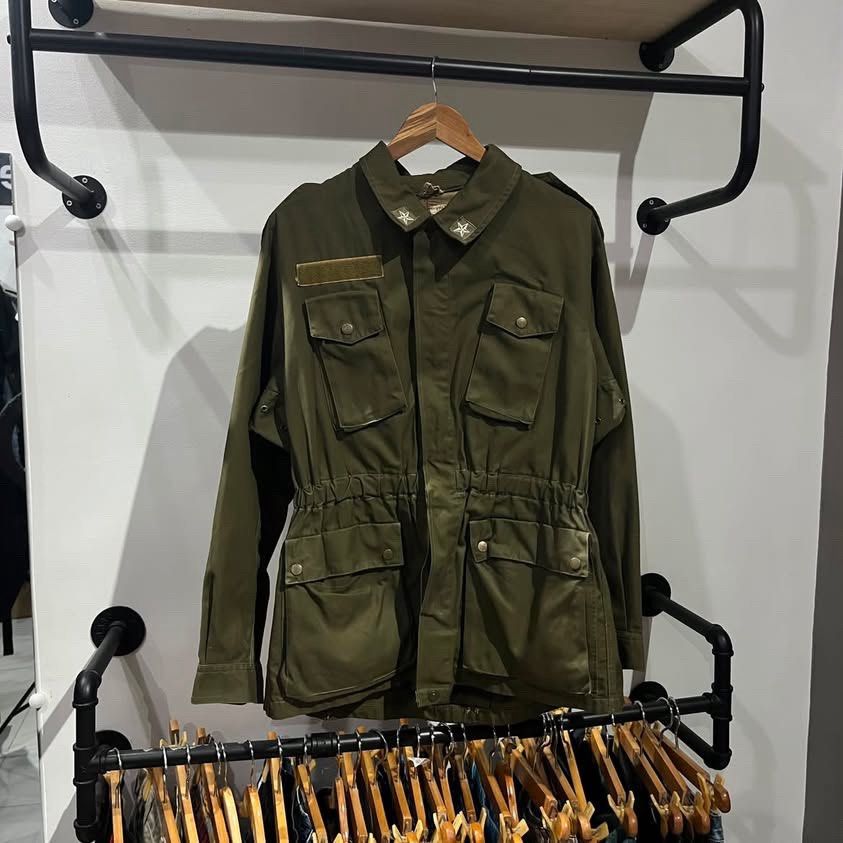 vintage Italian Army combat field jacket (Category: Coats, Jackets and Outerwear) located in Bambang. Submitted by heats777 (Listing ID 1459063913, Image 2). Description: - Condition: Excellent - best fit to M - Semi large - featuring four front utility pockets and a cinched elastic waist - Issue: None.