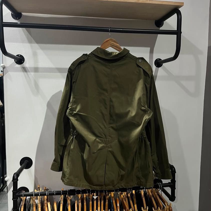 vintage Italian Army combat field jacket (Category: Coats, Jackets and Outerwear) located in Bambang. Submitted by heats777 (Listing ID 1459063913, Image 3). Description: - Condition: Excellent - best fit to M - Semi large - featuring four front utility pockets and a cinched elastic waist - Issue: None.