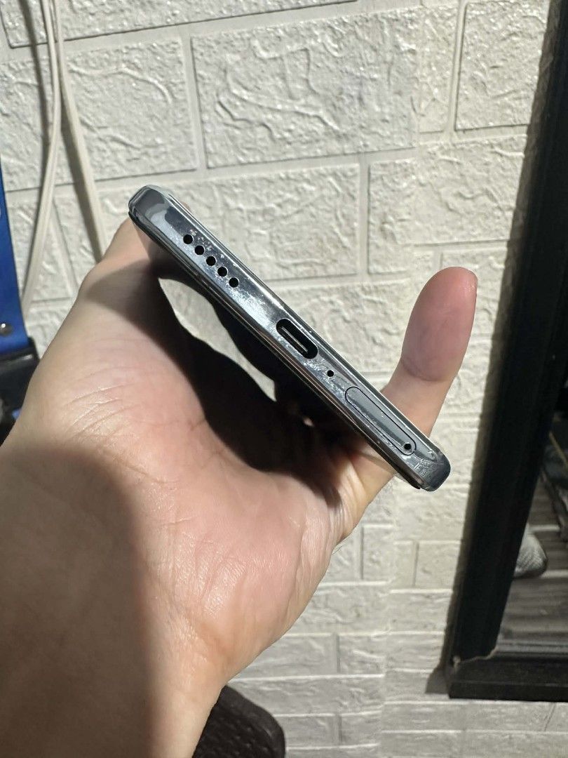 VIVO V30 5G (Category: Vivo) located in Manila. Submitted by ligodliger50209 (Listing ID 1445231772, Image 3). Description: VIVO V30 5G 6.78" AMOLED Display Snapdragon 7 Gen 3 Octacore 12 + 12GB Ram 256 GB Internal 5000 Mah battery Complete package Dents lang sa gilid at basag kunte likod MARIKINA SPORT CENTER MEET UP!.