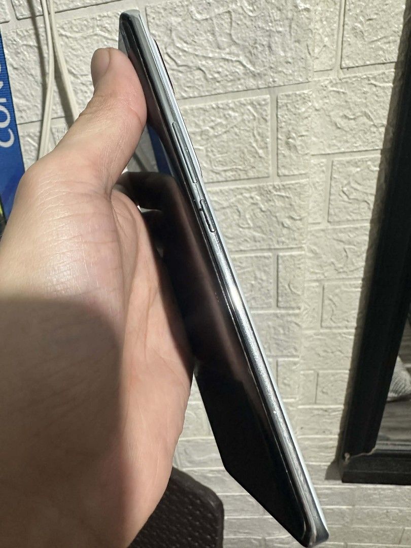 VIVO V30 5G (Category: Vivo) located in Manila. Submitted by ligodliger50209 (Listing ID 1445231772, Image 2). Description: VIVO V30 5G 6.78" AMOLED Display Snapdragon 7 Gen 3 Octacore 12 + 12GB Ram 256 GB Internal 5000 Mah battery Complete package Dents lang sa gilid at basag kunte likod MARIKINA SPORT CENTER MEET UP!.