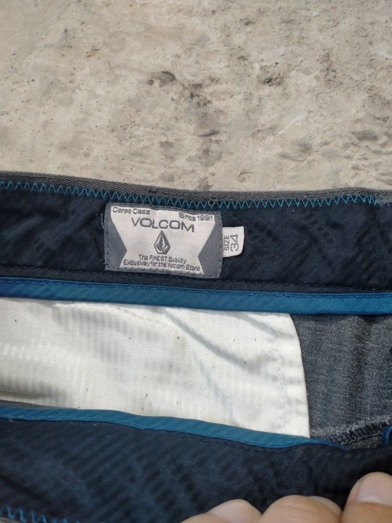 Volcom Sz 34 (Category: Shorts) located in Daraga. Submitted by arkhoholic (Listing ID 1458950398, Image 3). Description: excellent condition size 34 17.5x22.