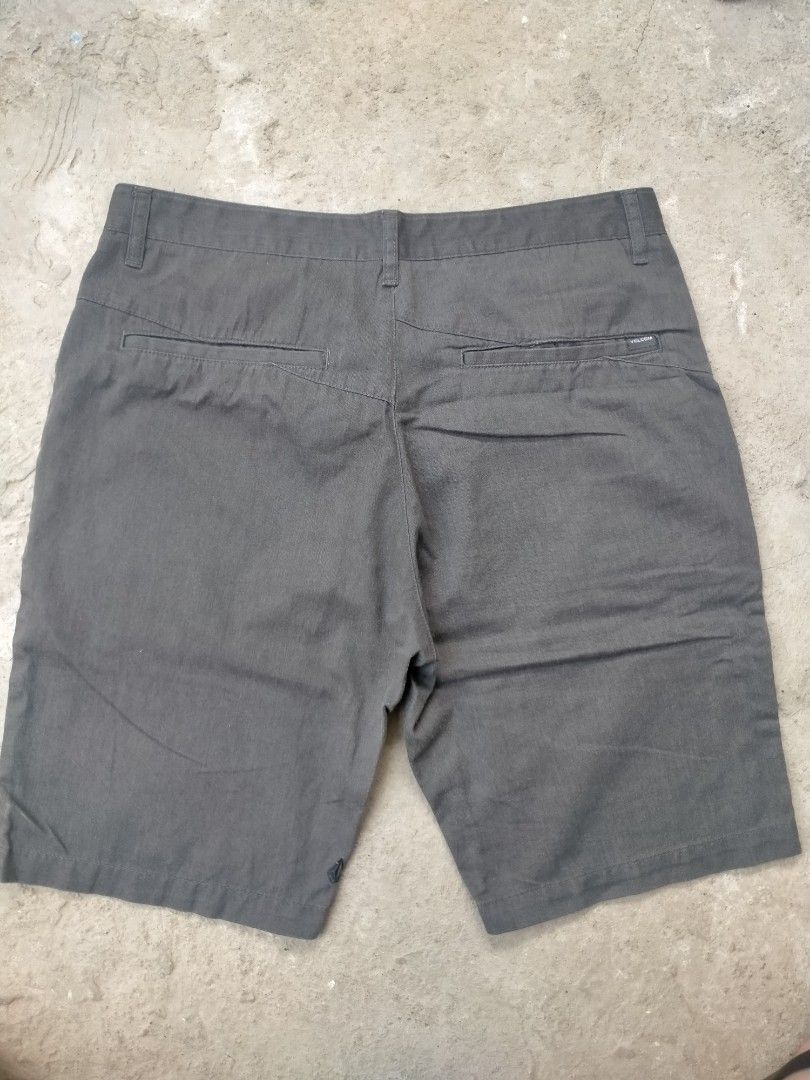 Volcom Sz 34 (Category: Shorts) located in Daraga. Submitted by arkhoholic (Listing ID 1458950398, Image 2). Description: excellent condition size 34 17.5x22.
