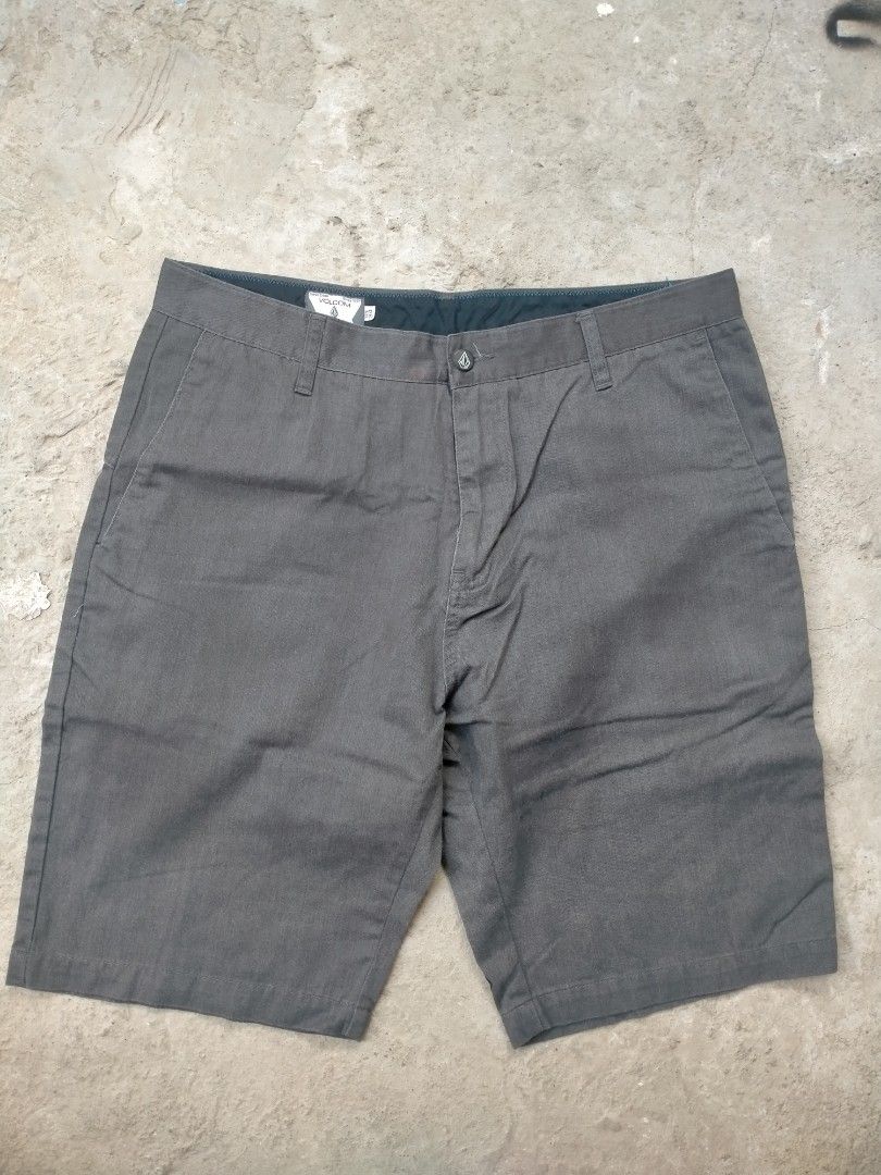 Volcom Sz 34 (Category: Shorts) located in Daraga. Submitted by arkhoholic (Listing ID 1458950398, Image 1). Description: excellent condition size 34 17.5x22.