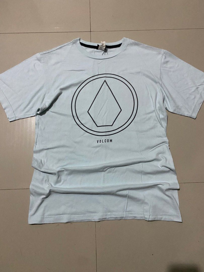 Volcom T-Shirt Size M Light Blue (Category: Tshirts & Polo Shirts ) located in Makati City. Submitted by dymon_08 (Listing ID 1459048873, Image 1). Description: - Light blue Volcom t-shirt - Classic Volcom stone logo graphic on front - Made from 100% cotton - Tagged size Medium - Ideal for casual wear.