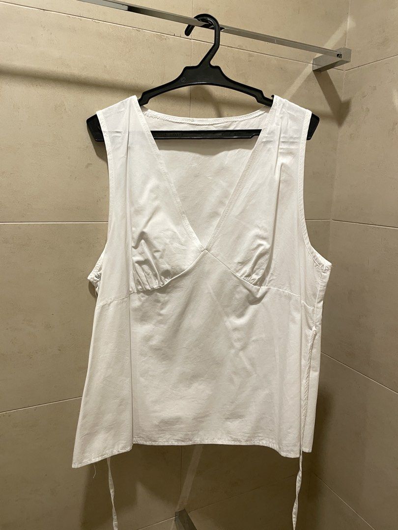 White Cotton V-neck Top (Category: Sleeveless) located in Quezon City. Submitted by fromthebodega (Listing ID 1458973416, Image 1). Description: Italian Eurosummer Summer mamma mia greece mykonos blouse brandy melville aerie aeropostale urban outfitters hollister subdued — used once or twice only, great condition — RFS: too small on the bust area.