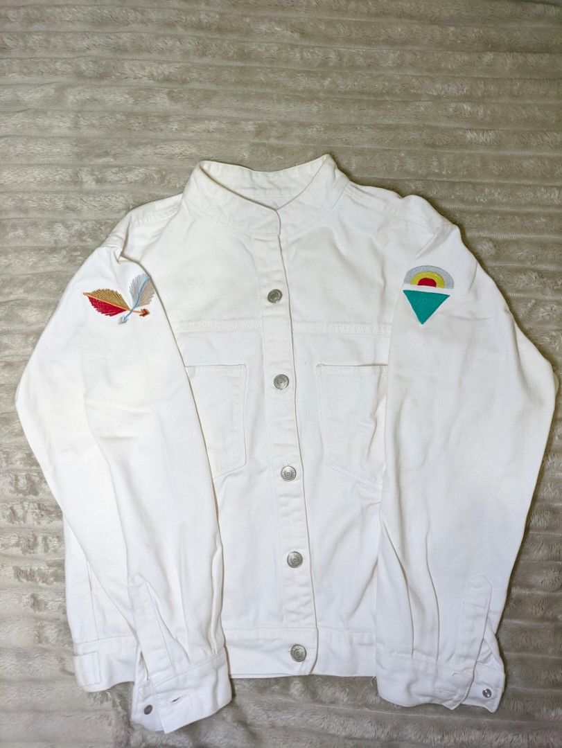 White Denim Jacket with Embroidered Patches (Category: Coats, Jackets and Outerwear) located in Taguig. Submitted by mysticstorm.d7d18e (Listing ID 1458931548, Image 2). Description: - Classic fit white denim jacket - Button-up front closure - Two chest pockets - Button cuffs on sleeves - Two embroidered patches on front left chest - One embroidered patch on left sleeve.