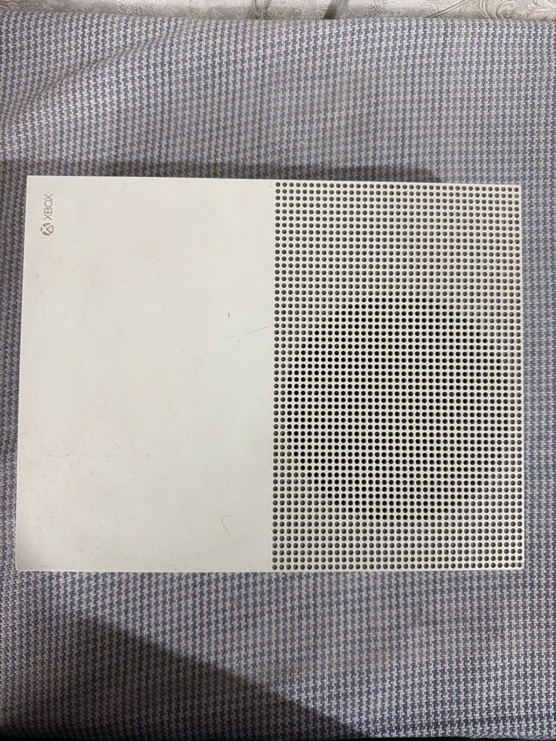 White Xbox One S Console with controller （分類：Xbox）位於 Hong Kong。 由 sugarboba123 提交（商品編號 1458981250，圖片 1）。簡介： Selling my white Xbox One S console. It's in good working order.Ready for a new home. Let me know if you have any questions.。