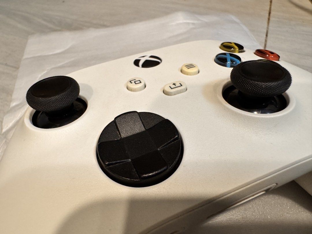 Xbox Series Controller (Category: Controllers) located in Quezon City. Submitted by helloandgoodbuy (Listing ID 1459025465, Image 3). Description: ✅ Tested in excellent working condition. ✅ White color. ✅ Compatible with Xbox One and Xbox Series consoles. ✅ With Bluetooth functionality to connect for PC and mobile gaming. ✅ Meet up at Petron Atherton Fairview or SM Novaliches ✅ Delivery via Lalamove (buyer shoulders cost) ✅ RFS: Decluttering .