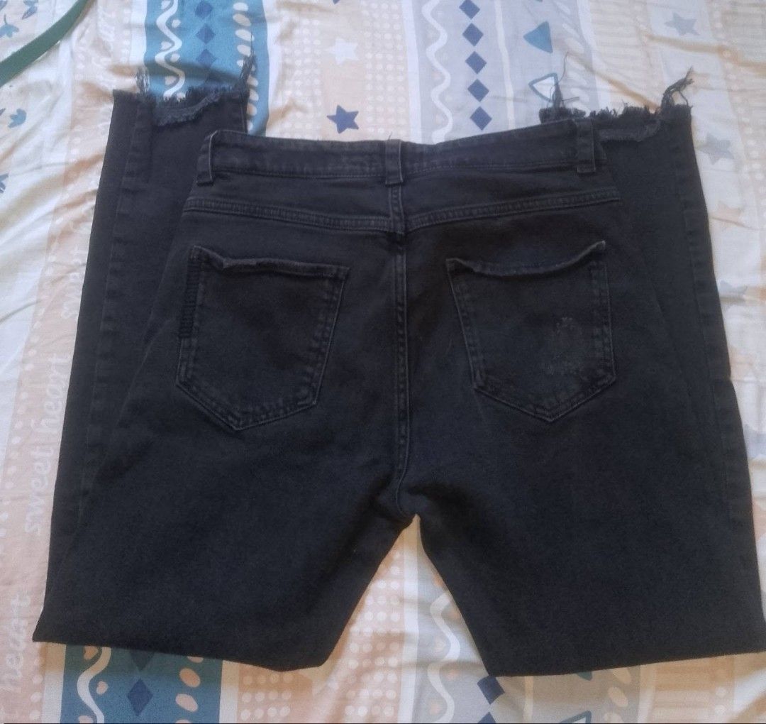 ZARA (Category: Jeans) located in Bauko. Submitted by vayne123_turtle (Listing ID 1459016435, Image 3). Description: ZARA DENIM JEANS SIZE 30-31 5 BUTTONS.