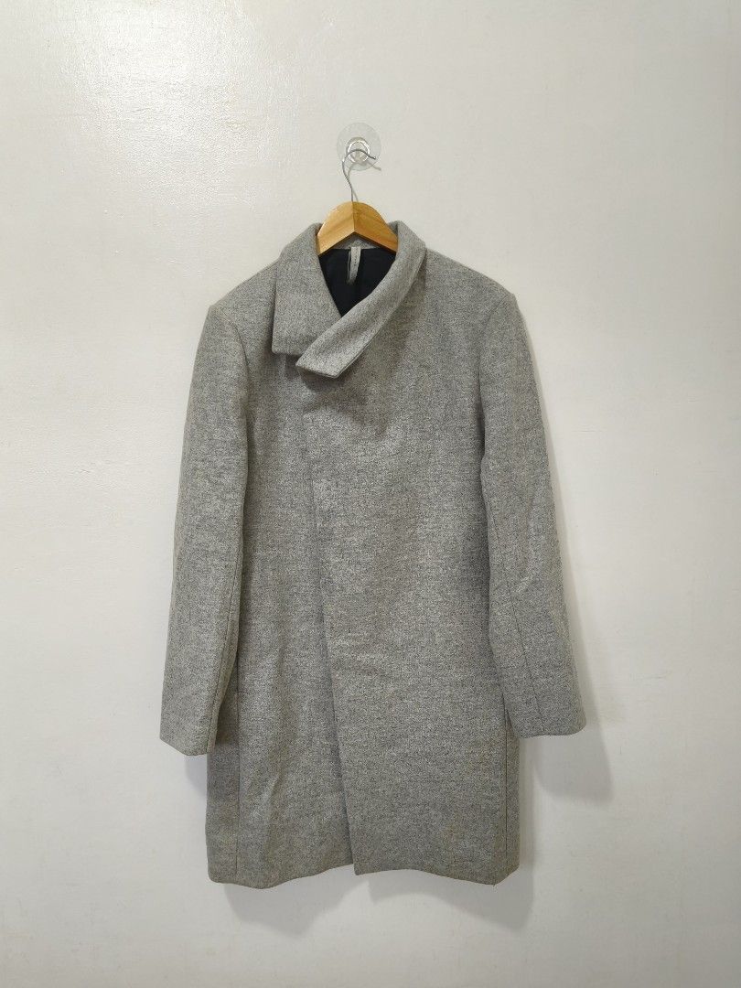 Zara Gray Wool Coat Men Medium (Category: Coats, Jackets and Outerwear) located in Balanga. Submitted by winterlab_ph (Listing ID 1458914489, Image 3). Description: Code: A294 Width: 20 Length: 37 Shoulders: 18 Sleeves: 25.5 : needs wash.
