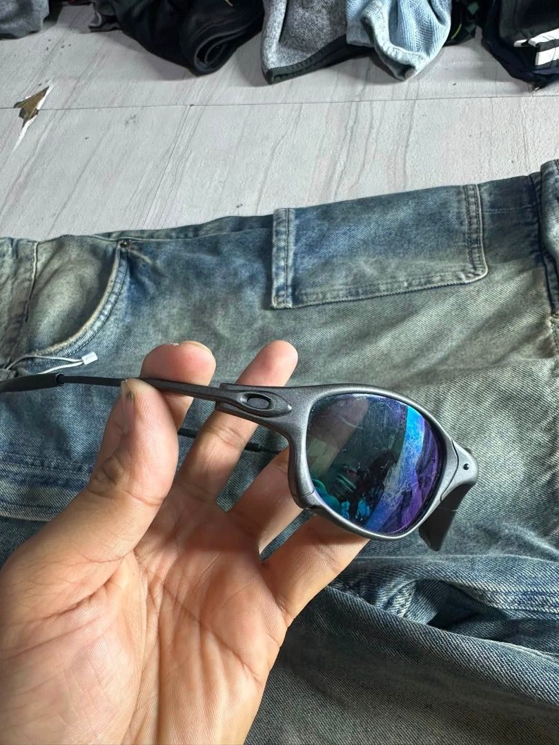 0akley ins. sunglasses (Category: Sunglasses & Eyewear) located in Manila. Submitted by nb_thriftshop (Listing ID 1460904470, Image 2). Description: brand new.