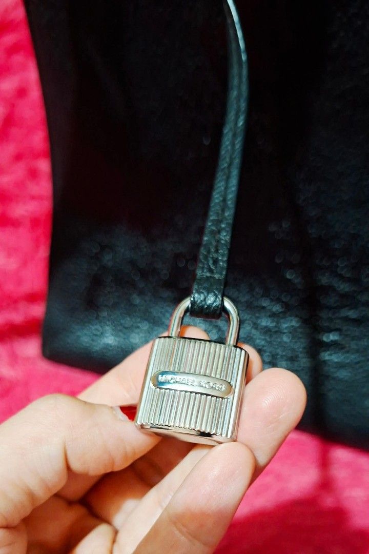 100% original.preloved MICHAEL KORS BAG (Category: Tote Bags) located in Manila. Submitted by mydytrends (Listing ID 1460906234, Image 2). Description: PTPA...TYSM ADMIN 🙏💙 MICHAEL KORS🩷 👜💯% Guaranteed Authentic/Original Preloved Bag from Japan 👜Looks Excellent Condition🥰 👜Medium Size 👜Very minor signs of wear 👜Perfect work bag 👜Retail Price -- 50K for brandnew 👜Visible creases in front 👜Super durable and stand to the test of time 👜