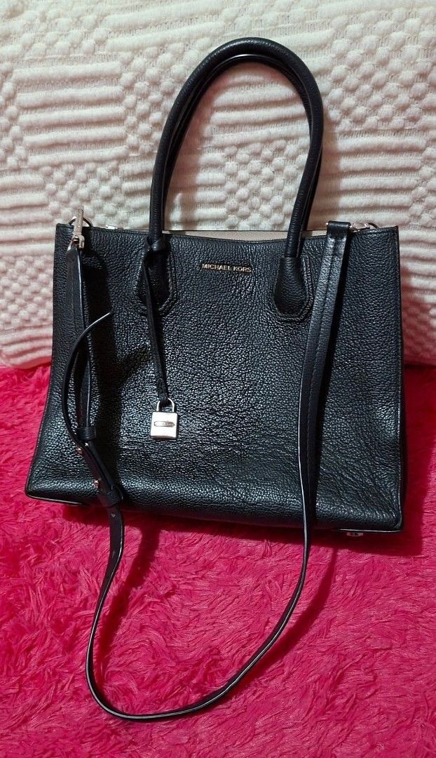 100% original.preloved MICHAEL KORS BAG (Category: Tote Bags) located in Manila. Submitted by mydytrends (Listing ID 1460906234, Image 1). Description: PTPA...TYSM ADMIN 🙏💙 MICHAEL KORS🩷 👜💯% Guaranteed Authentic/Original Preloved Bag from Japan 👜Looks Excellent Condition🥰 👜Medium Size 👜Very minor signs of wear 👜Perfect work bag 👜Retail Price -- 50K for brandnew 👜Visible creases in front 👜Super durable and stand to the test of time 👜