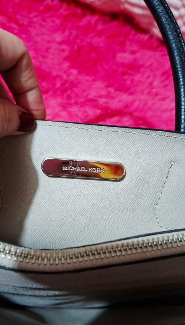 100% original.preloved MICHAEL KORS BAG (Category: Tote Bags) located in Manila. Submitted by mydytrends (Listing ID 1460906234, Image 3). Description: PTPA...TYSM ADMIN 🙏💙 MICHAEL KORS🩷 👜💯% Guaranteed Authentic/Original Preloved Bag from Japan 👜Looks Excellent Condition🥰 👜Medium Size 👜Very minor signs of wear 👜Perfect work bag 👜Retail Price -- 50K for brandnew 👜Visible creases in front 👜Super durable and stand to the test of time 👜