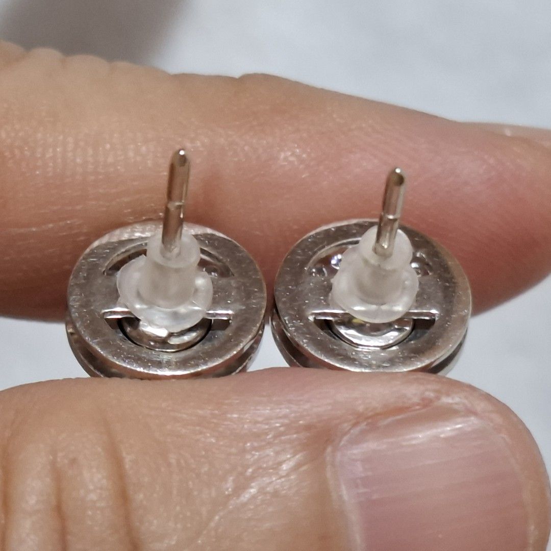 14k White Gold Two Way Diamond Earrings (Category: Earrings) located in Manila. Submitted by treasurechest888 (Listing ID 1460746190, Image 3). Description: Video available upon request! Replacement na cheap silicon pakaw only ang lock! Preowned 14k white gold 2-way diamond earrings (approx .30ct, 5.50 grams). Only 39,500 pesos. Pwede COD or COP ng LBC with 3,000 pesos downpayment..