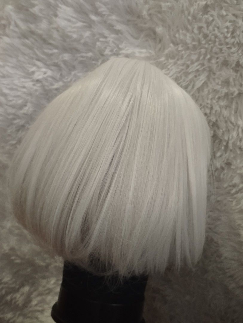 2B Wig Nier Automata - Short White Wig with Bangs (Category: Hair Accessories) located in Valenzuela. Submitted by maehrshmallow (Listing ID 1460741669, Image 2). Description: - Short white wig with bangs - Perfect for 2B Cosplay - Manmei Brand - Cancelled Cosplan, Never Used.