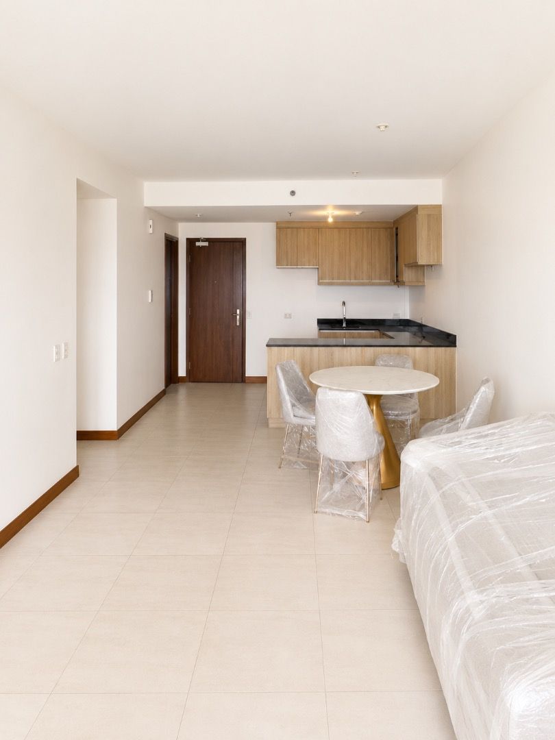 2BR Unit at The Royalton (Category: Apartments & Condos) located in Taguig. Submitted by kenparedes88 (Listing ID 1460795767, Image 3). Description: PROPERTY CODE: DS88-007065 CATEGORY: RESIDENTIAL PROJECT: THE ROYALTON LOCATION: PASIG CITY Barangay: ORANBO FLOOR: 60TH FLOOR Developer: ORTIGAS LAND TOILET AND BATH: 2 PARKING: 1 FURNISHING: SEMI-FURNISHED Title Status: CLEAN TITLE Price per sqm: ₱ 230,960.64 PRICE: ₱ 27,000,000.00 (GROSS PRICE).
