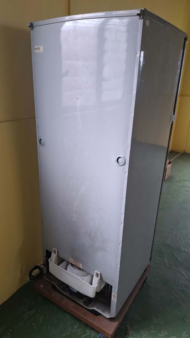 2nd-hand manual defrost Panasonic refrigerator (Category: Refrigerators and Freezers) located in Rizal. Submitted by fiercebird.b6eb0b (Listing ID 1460916381, Image 2). Description: - Manual DeFrost refrigerator - Energy Efficiency: 277 (2 Stars) - Volume: 217 Liters - Model: Panasonic RVT-B083WBC - In good working condition - Broken freezer and chiller doors.