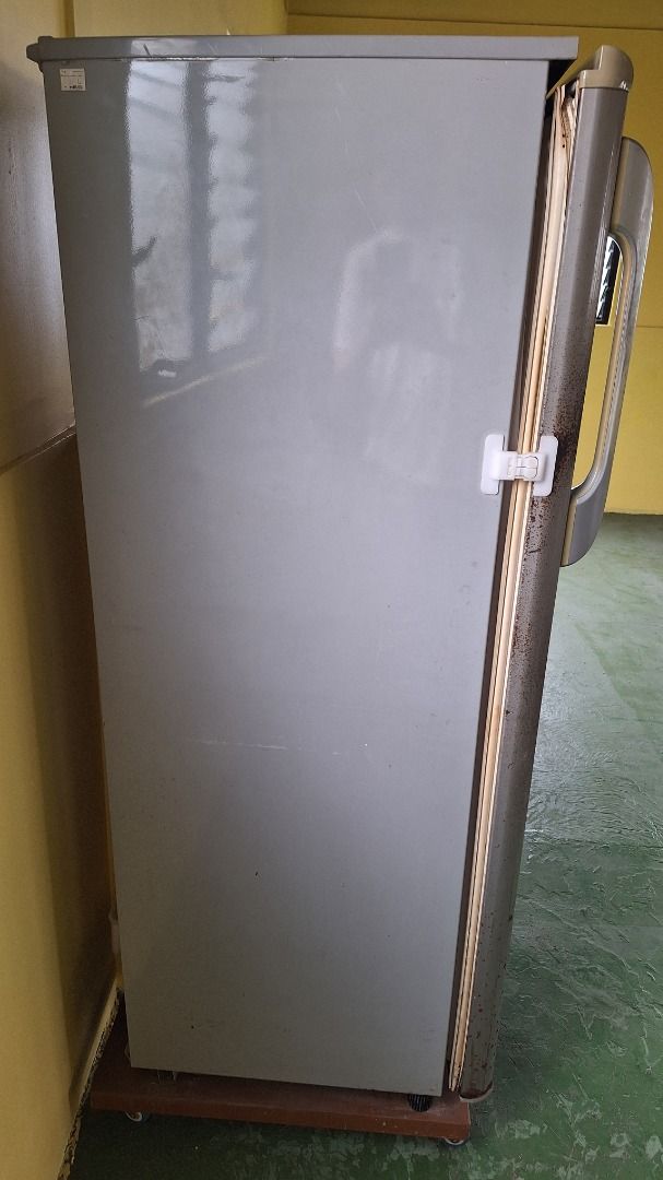 2nd-hand manual defrost Panasonic refrigerator (Category: Refrigerators and Freezers) located in Rizal. Submitted by fiercebird.b6eb0b (Listing ID 1460916381, Image 3). Description: - Manual DeFrost refrigerator - Energy Efficiency: 277 (2 Stars) - Volume: 217 Liters - Model: Panasonic RVT-B083WBC - In good working condition - Broken freezer and chiller doors.