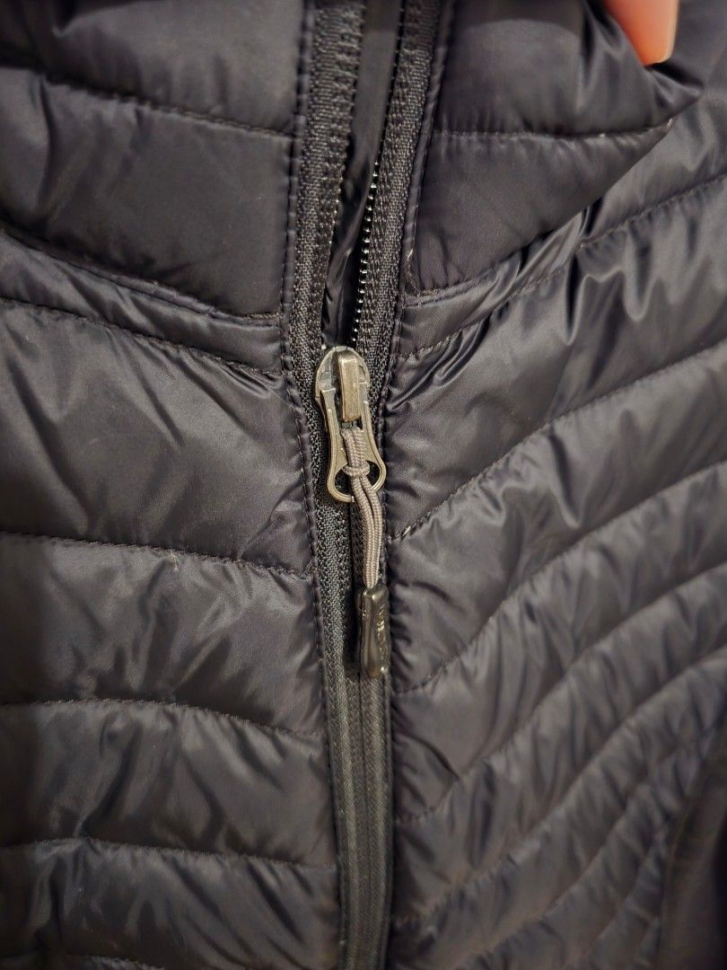 32 Degrees Heat Black Puffer Jacket Size M (Category: Coats, Jackets and Outerwear) located in Paranaque City. Submitted by incognitopawikan (Listing ID 1460885132, Image 2). Description: - Brand: 32 Degrees Heat - Type: Black Puffer Jacket - Design: Quilted with fleece side panels - Closure: Full zip front - Size: Medium (M) - Features: Lightweight, warm, great for layering or standalone wear.