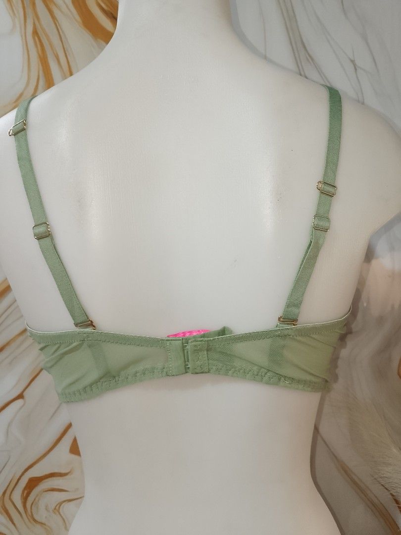 38ddd LA SENZA Light Green Lace Push-Up Bra (Category: Undergarments & Loungewear) located in Manila. Submitted by truecrystal-1407 (Listing ID 1460916404, Image 3). Description: - Light green bra with beautiful floral lace overlay - Push-up design for enhanced lift - Adjustable straps and hook-and-eye closure for a secure fit - Comfortable and stylish for everyday wear.