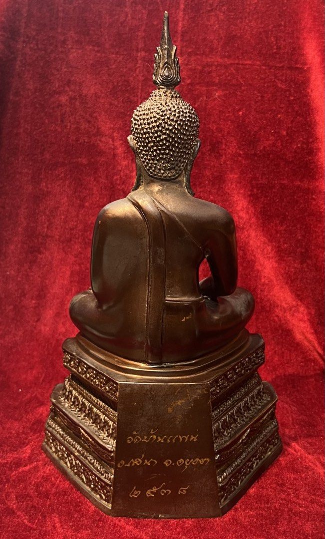 泰國佛牌🌺 泰國大城府三大聖僧 屈班平 龍婆判 佛曆2538年 龍婆辟佛祖供奉型 （分類：宗教物品）位於 Hong Kong。 由 redredthaishop 提交（商品編號 1460914842，圖片 3）。簡介： 泰國大城府三大聖僧 屈班平 龍婆判 佛曆2538年 龍婆辟佛祖供奉型 龍婆辟佛祖為屈班平寺廟大殿之主佛，”亞育太也”大城府造像風格。當年集大城府三大高僧 屈班平 龍婆判 屈幫嬌 龍婆潘 屈特哥 龍婆雷 一起合力加持，非常殊勝！🙏🙏🙏 此法佛底部早年由龍婆判大師親手寫符。。