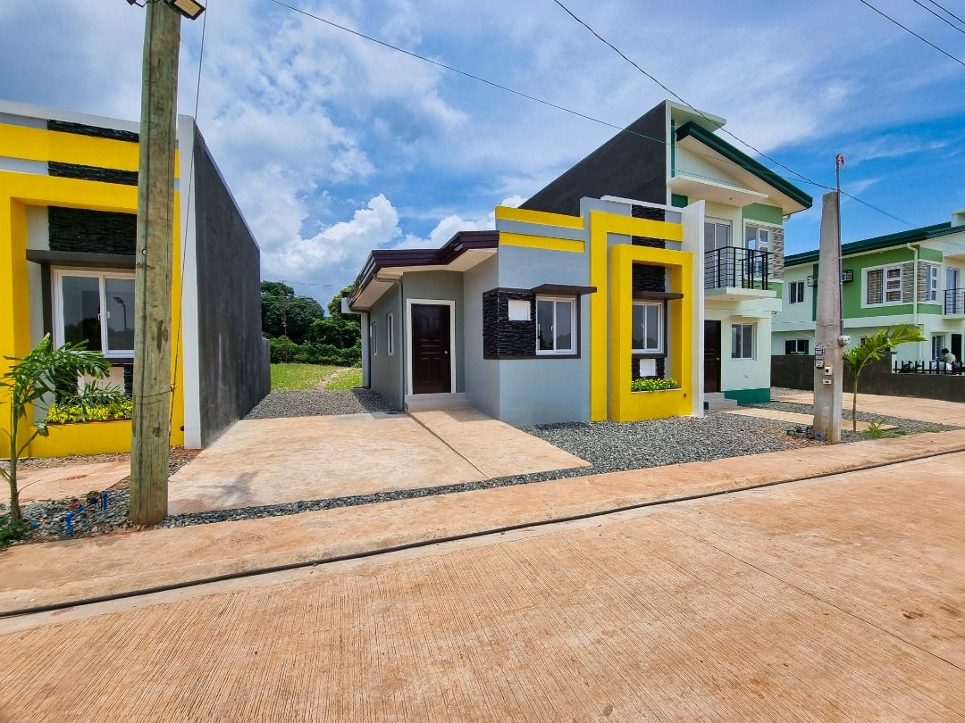 🏡 AMBER MODEL | LACSON MEADOWS BATAAN (Category: House & Lot) located in Valenzuela. Submitted by dulaliahomes.official (Listing ID 1460772918, Image 1). Description: 🏡 AMBER MODEL | LACSON MEADOWS BATAAN 📍 Brgy. Bilolo, Orion, Bataan 💰 ₱3,715,000 PROPERTY DETAILS: • Lot Area: 119 sqm • Floor Area: 50 sqm • 3 Bedrooms • 1 Toilet & Bath ✨ A spacious lot with a comfortable home, perfect for families looking for a peaceful place to live in Orion