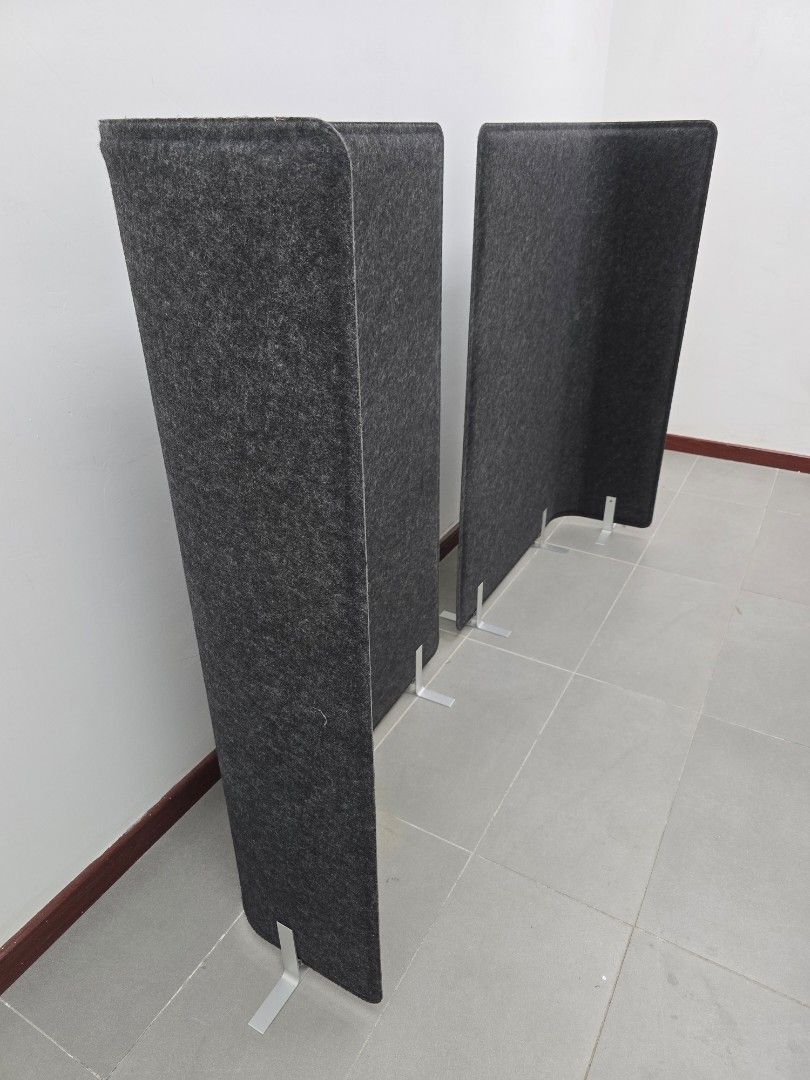 辦公室半高吸音屏風 Desk Dividers (Set of 2) （分類：其他家居傢俬）位於 Hong Kong。 由 w__sell 提交（商品編號 1460888705，圖片 3）。簡介： - Set of 2 dark grey felt desk dividers - Curved shape with sturdy metal feet - Creates personal space and privacy in open offices/shared workspaces - Enhances focus and reduces distractions - Simple and quick to set up。