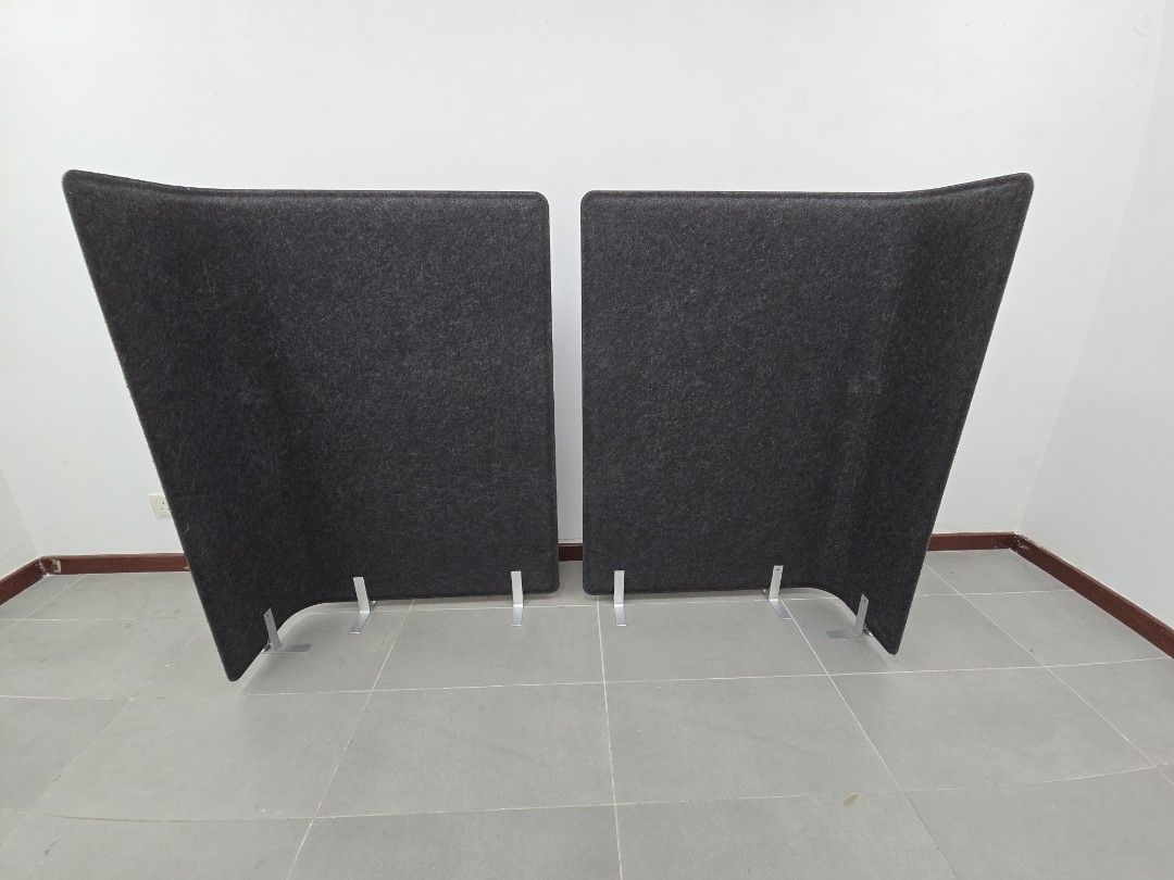 辦公室半高吸音屏風 Desk Dividers (Set of 2) （分類：其他家居傢俬）位於 Hong Kong。 由 w__sell 提交（商品編號 1460888705，圖片 1）。簡介： - Set of 2 dark grey felt desk dividers - Curved shape with sturdy metal feet - Creates personal space and privacy in open offices/shared workspaces - Enhances focus and reduces distractions - Simple and quick to set up。