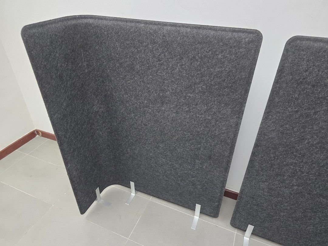 辦公室半高吸音屏風 Desk Dividers (Set of 2) （分類：其他家居傢俬）位於 Hong Kong。 由 w__sell 提交（商品編號 1460888705，圖片 2）。簡介： - Set of 2 dark grey felt desk dividers - Curved shape with sturdy metal feet - Creates personal space and privacy in open offices/shared workspaces - Enhances focus and reduces distractions - Simple and quick to set up。