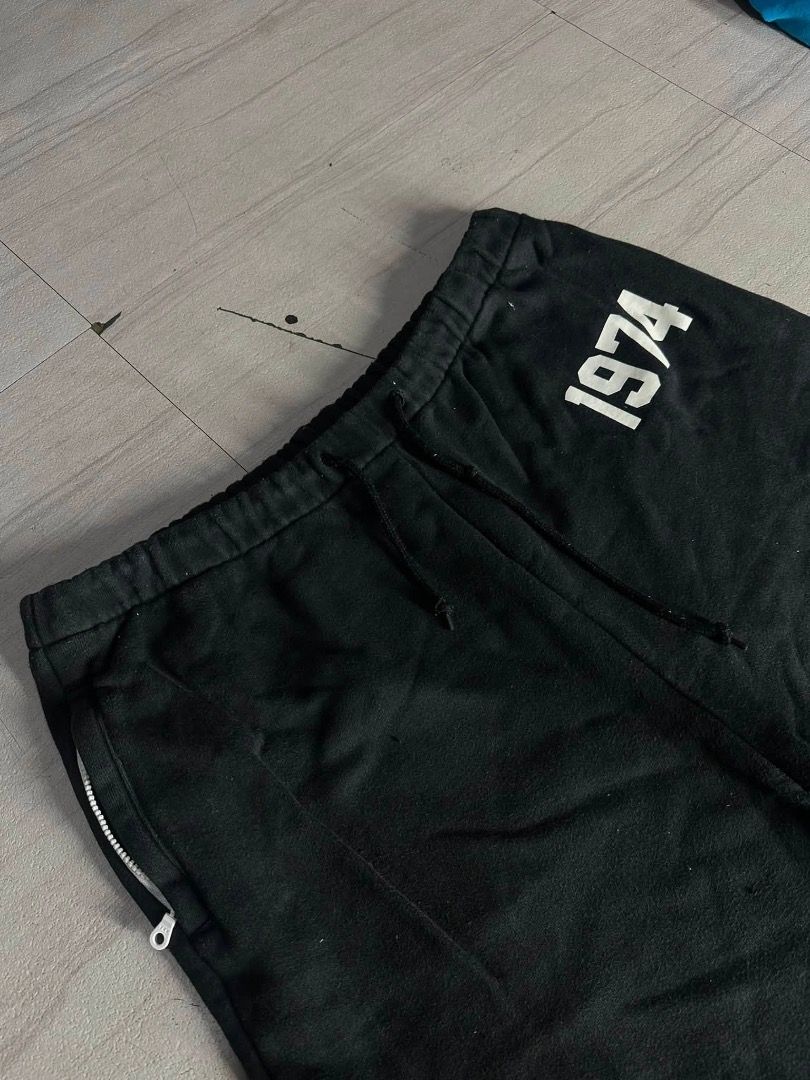 Adidas black sweatshort (Category: Shorts) located in Manila. Submitted by nb_thriftshop (Listing ID 1460897550, Image 2). Description: adi short waist 27 to 35 has lace and garter length 22 leg hole 10.5 no issu makapal tela .