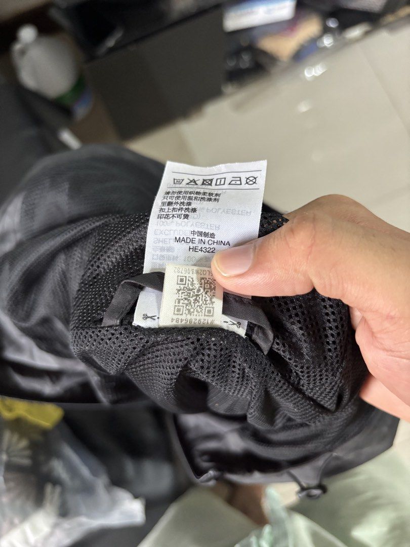ADIDAS WINDBREAKER (Category: Coats, Jackets and Outerwear) located in Cagayan de Oro. Submitted by thriftcgyph (Listing ID 1460835859, Image 2). Description: ADIDAS WINDBREAKER ₱650 NO ISSUE COMPLETE TAGS XL ON TAG COLOR RATE: 8/10 L : 26.5 x W: 24.
