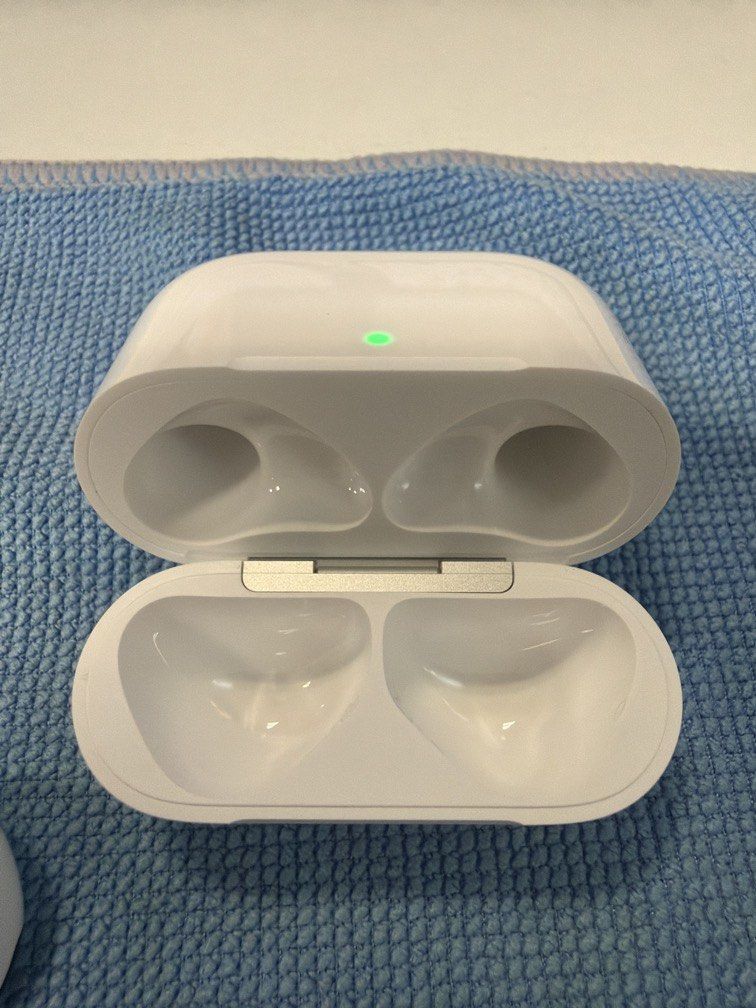 airpods4降噪無線充電版 （分類：耳機）位於 Hong Kong。 由 vicent05223 提交（商品編號 1460807771，圖片 3）。簡介： AirPods 4 主動消噪型號，applecare 官方換新，9月初換新，全新，地鐵站面交。