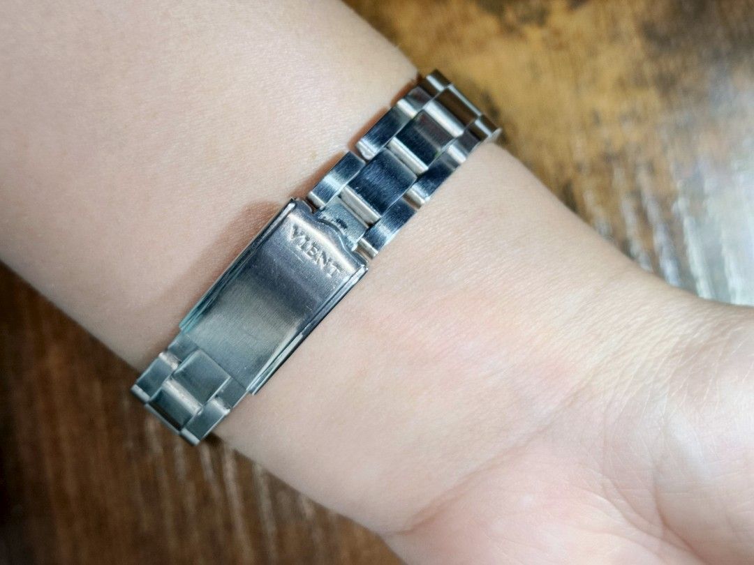 ALBA Vient (Vintage) (Category: Women's Watches) located in Manila. Submitted by altlazo23 (Listing ID 1460905596, Image 3). Description: All parts are original, good condition and working. Minimal slightly visible hairlines on glass..