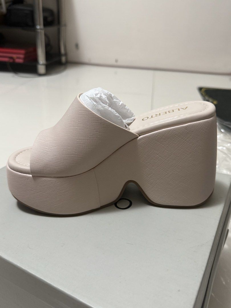Alberto Women’s Debora Wedge (Category: Wedges) located in San Fernando. Submitted by ver0oooooo (Listing ID 1460802977, Image 2). Description: Original Price 1,799 pesos Brand New.
