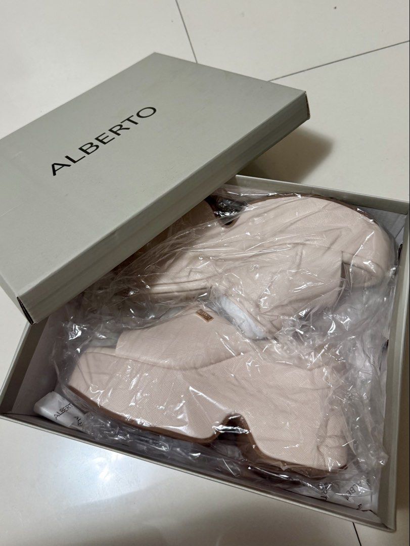 Alberto Women’s Debora Wedge (Category: Wedges) located in San Fernando. Submitted by ver0oooooo (Listing ID 1460802977, Image 1). Description: Original Price 1,799 pesos Brand New.