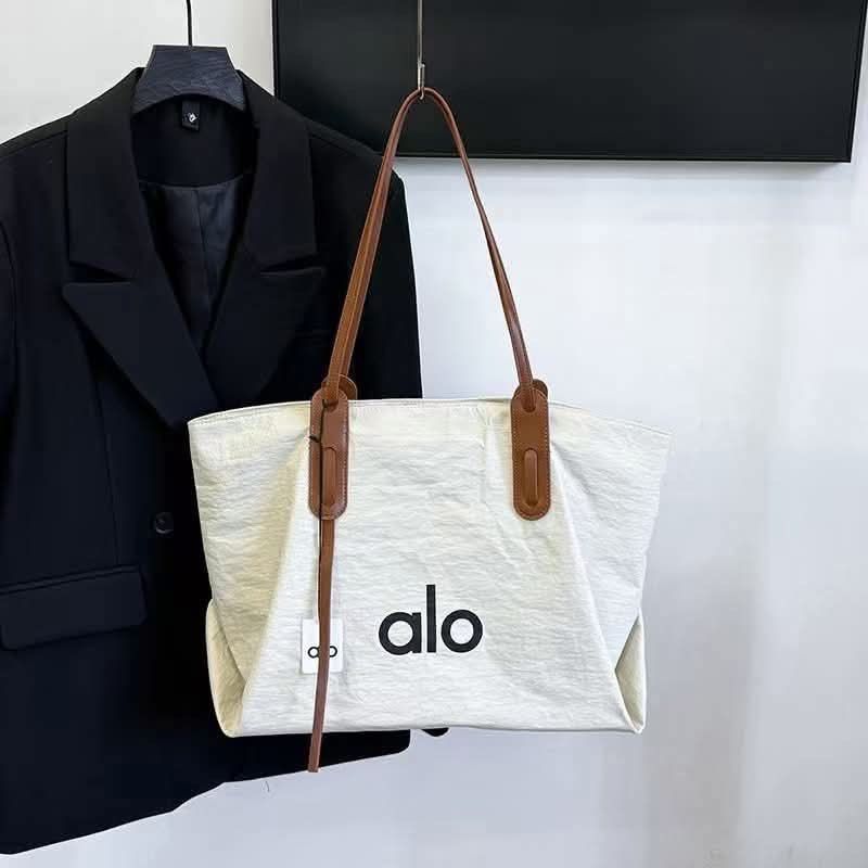 Alo Tote Bag (Category: Tote Bags) located in Manila. Submitted by lovely_girl18 (Listing ID 1460763581, Image 2). Description: No box and its 18 inches.