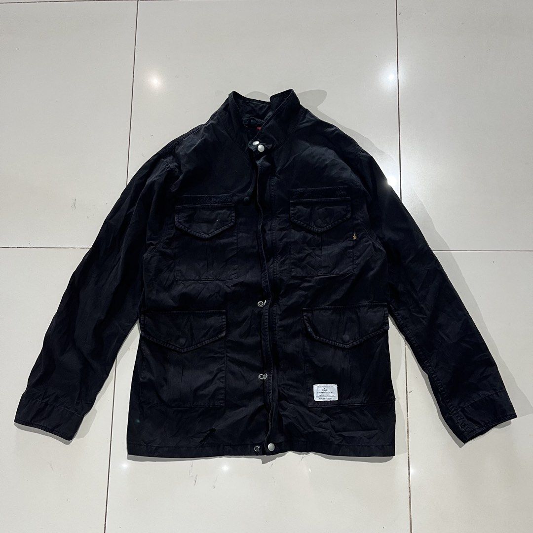 Alpha Industries Lightweight Field Coat (Category: Coats, Jackets and Outerwear) located in Valencia. Submitted by yaku_lux (Listing ID 1460725120, Image 2). Description: 29 length 21 width Large on tags Issue already on pics .