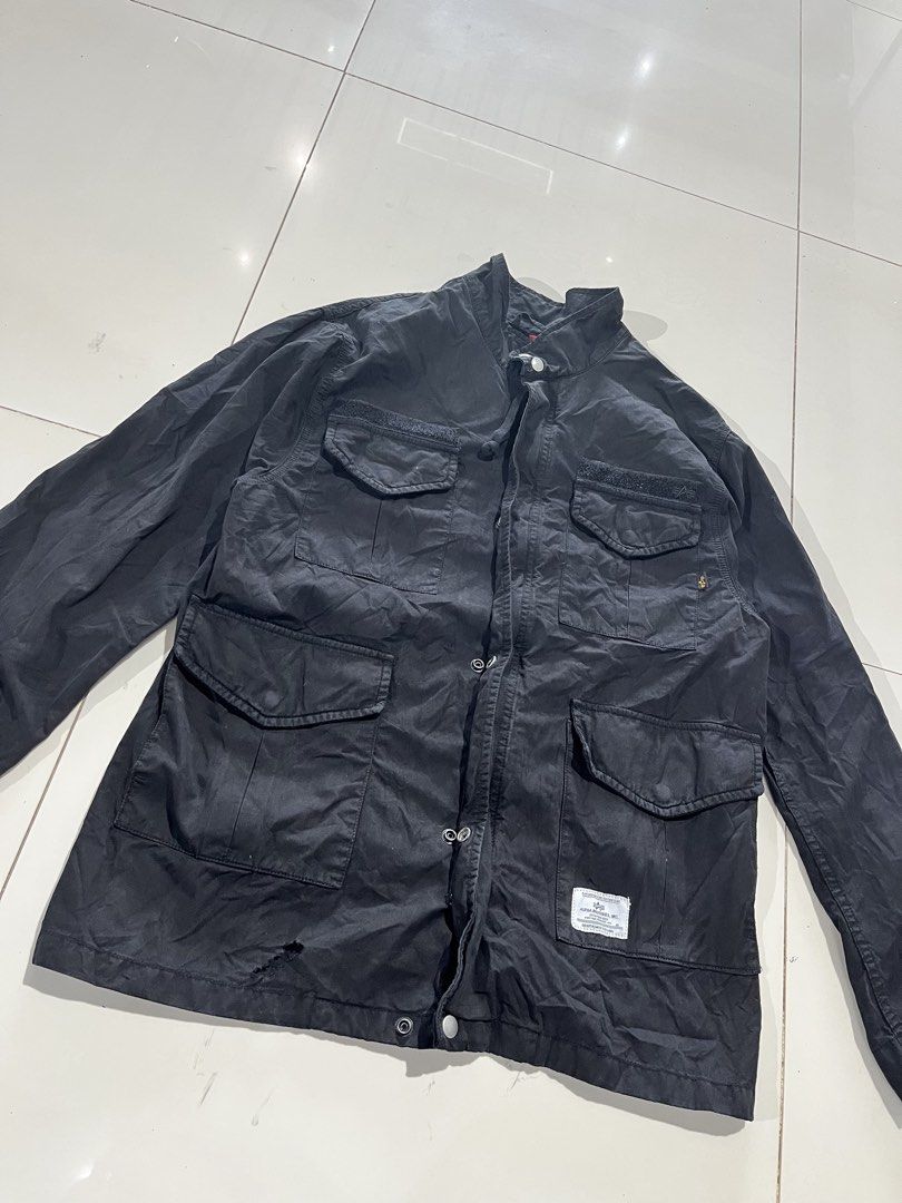 Alpha Industries Lightweight Field Coat (Category: Coats, Jackets and Outerwear) located in Valencia. Submitted by yaku_lux (Listing ID 1460725120, Image 1). Description: 29 length 21 width Large on tags Issue already on pics .