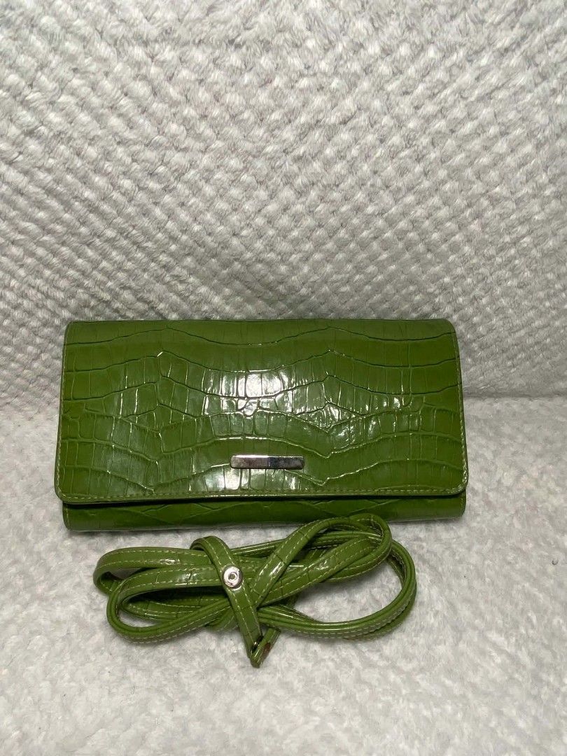 Amanda Smith Green Croc Embossed Wallet with Strap (Category: Wallets & Card holders) located in Baguio. Submitted by leah_rodrigo (Listing ID 1460758616, Image 2). Description: Green wallet with croc embossed texture. Has a detachable strap. Inside, you'll find card slots and a zippered compartment. Also includes a small mirror. Great for organizing your essentials. can be a clutch and cross body bag, no flaws excellent condition. .