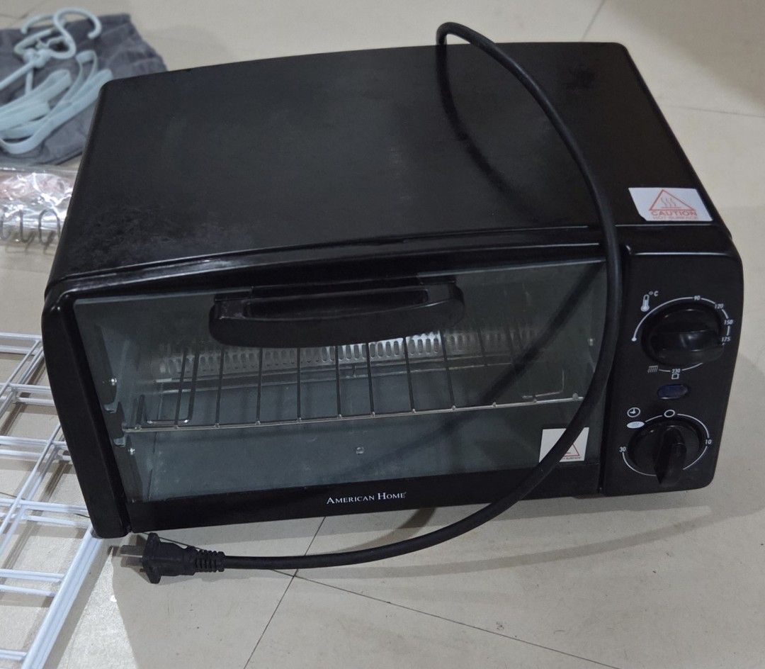 American Home Black Toaster Oven 20L (Category: Ovens & Toasters) located in Buguias. Submitted by pufflydeclutter_ph (Listing ID 1460899172, Image 1). Description: 100% working just fine. Dina nagagamit kaya nastock pero gumagana parin. Message me for video. - American Home toaster oven - Features a glass door for easy viewing - Two knobs for precise temperature and timer control - Comes with an interior wire rack - Power cord included - Ideal f