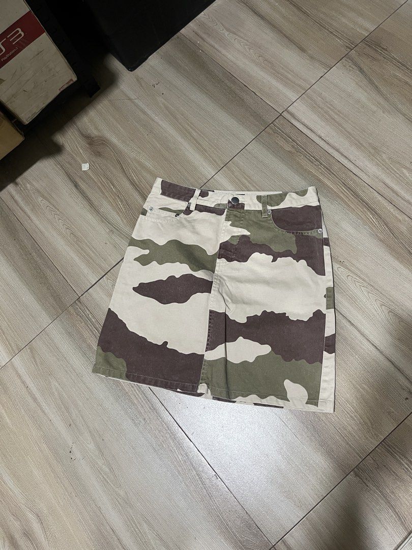 A.P.C. Dessert Camo Midi Skirt (Category: Skirts) located in Calapan. Submitted by axlefinestpicks (Listing ID 1460788515, Image 2). Description: XS on tag Authentic Made in Tunisia.