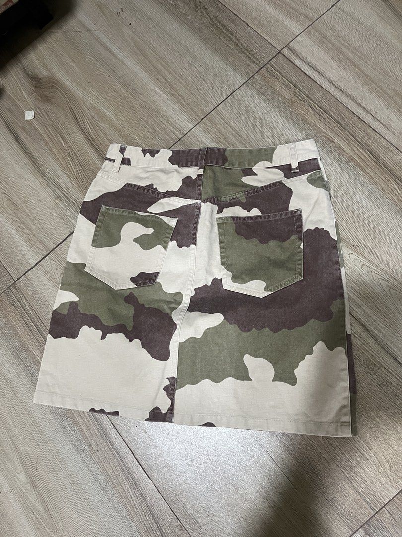 A.P.C. Dessert Camo Midi Skirt (Category: Skirts) located in Calapan. Submitted by axlefinestpicks (Listing ID 1460788515, Image 3). Description: XS on tag Authentic Made in Tunisia.