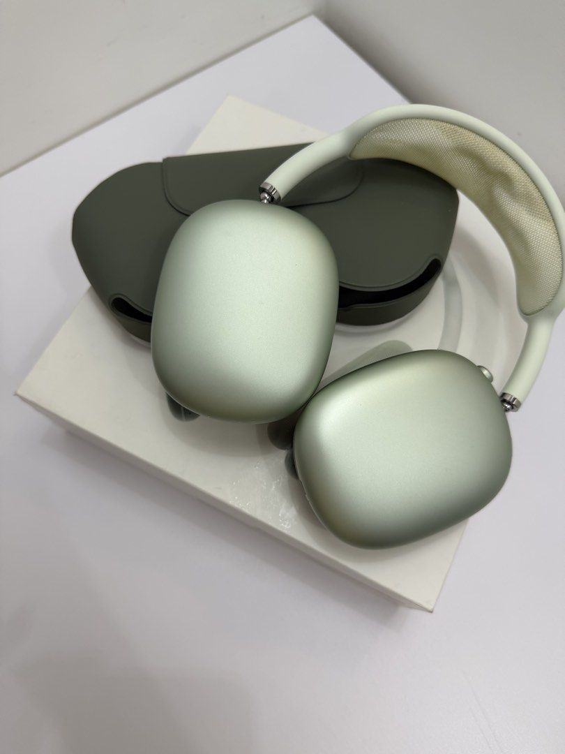 Apple AirPods Max - Green (Category: Headphones & Headsets) located in Manila. Submitted by qheein74519 (Listing ID 1460753776, Image 2). Description: Selling my Airpods Max, used 3-4 times lang kasi headphones are not for me (bulky and heavier compared to the wireless ones). No scratches or dents, I bought case kasi to protect it, super sulit sa bibili since di ko talaga sya nagamit, nakatago lang sa box/case. Complete inclusions with box. Munti