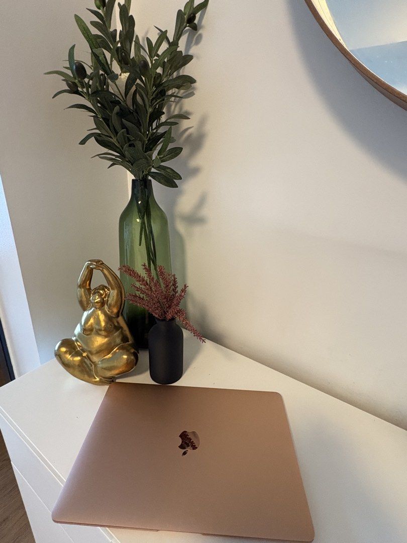 Apple MacBook Air M1 Rose Gold (Category: Laptops & Notebooks) located in Manila. Submitted by kbrewme00838 (Listing ID 1460717033, Image 3). Description: MACBOOK AIR M1 2020 — ROSE GOLD | 99% SMOOTH Selling my personal MacBook Air M1 2020 in Rose Gold. Very well taken care of and 99% smooth & presentable. Used mainly for light office work and Microsoft Word tasks, so the unit has not been used for heavy workloads. UNIT DETAILS • MacBook Air M1, 