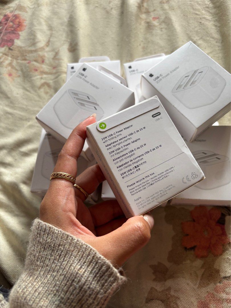 Apple Universal Type C Adapter (Category: Chargers & Cables) located in Manila. Submitted by maurisio (Listing ID 1460878204, Image 3). Description: .