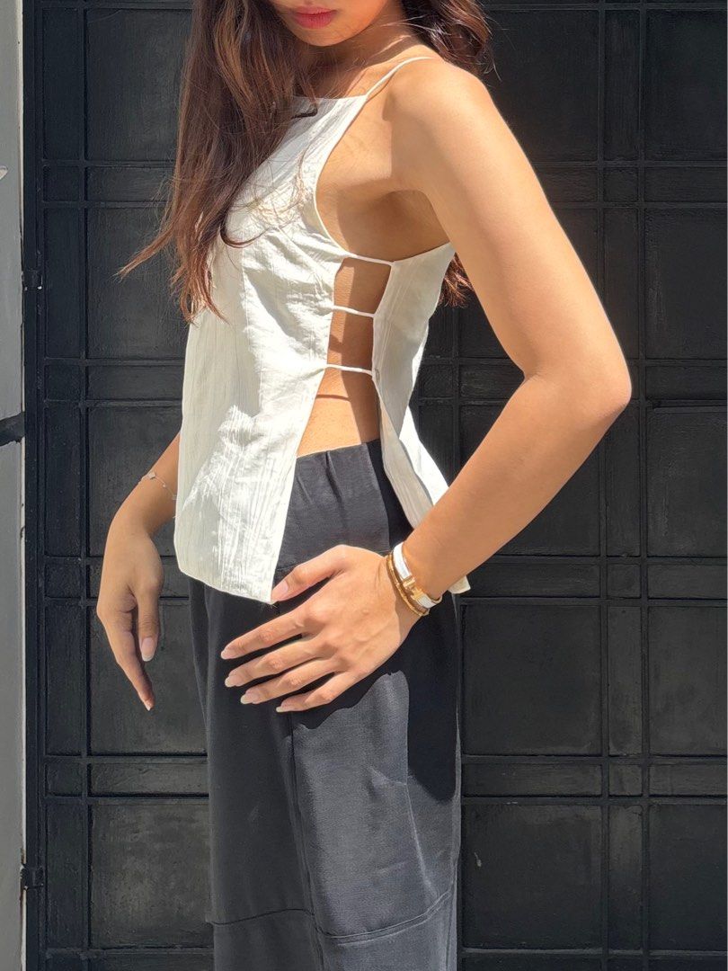 Araw the Line Strata Bintana Top White (Category: Sleeveless) located in Quezon City. Submitted by yslmyslf (Listing ID 1460886174, Image 2). Description: .