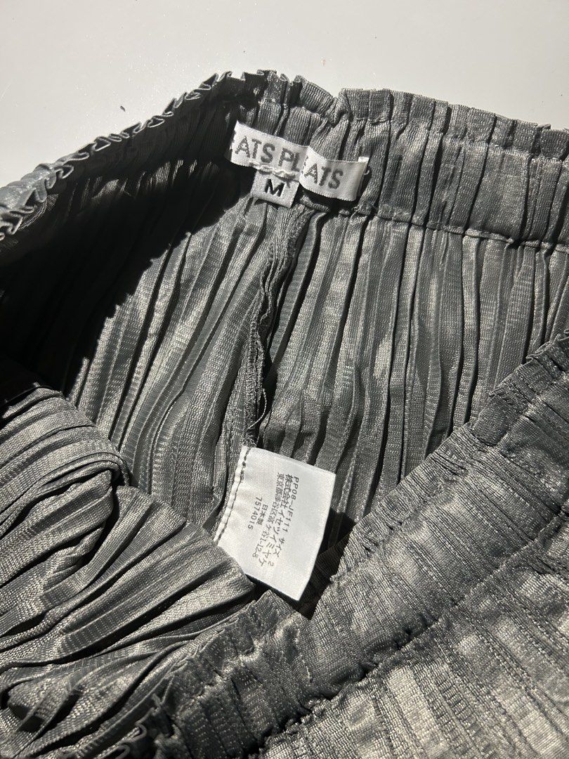 ATS PLATS Pleated Grey Pants Size M (Category: Trousers) located in Munoz. Submitted by itsmerhae.phoenix (Listing ID 1460847958, Image 2). Description: Excellent condition waist free length 36 no issue .